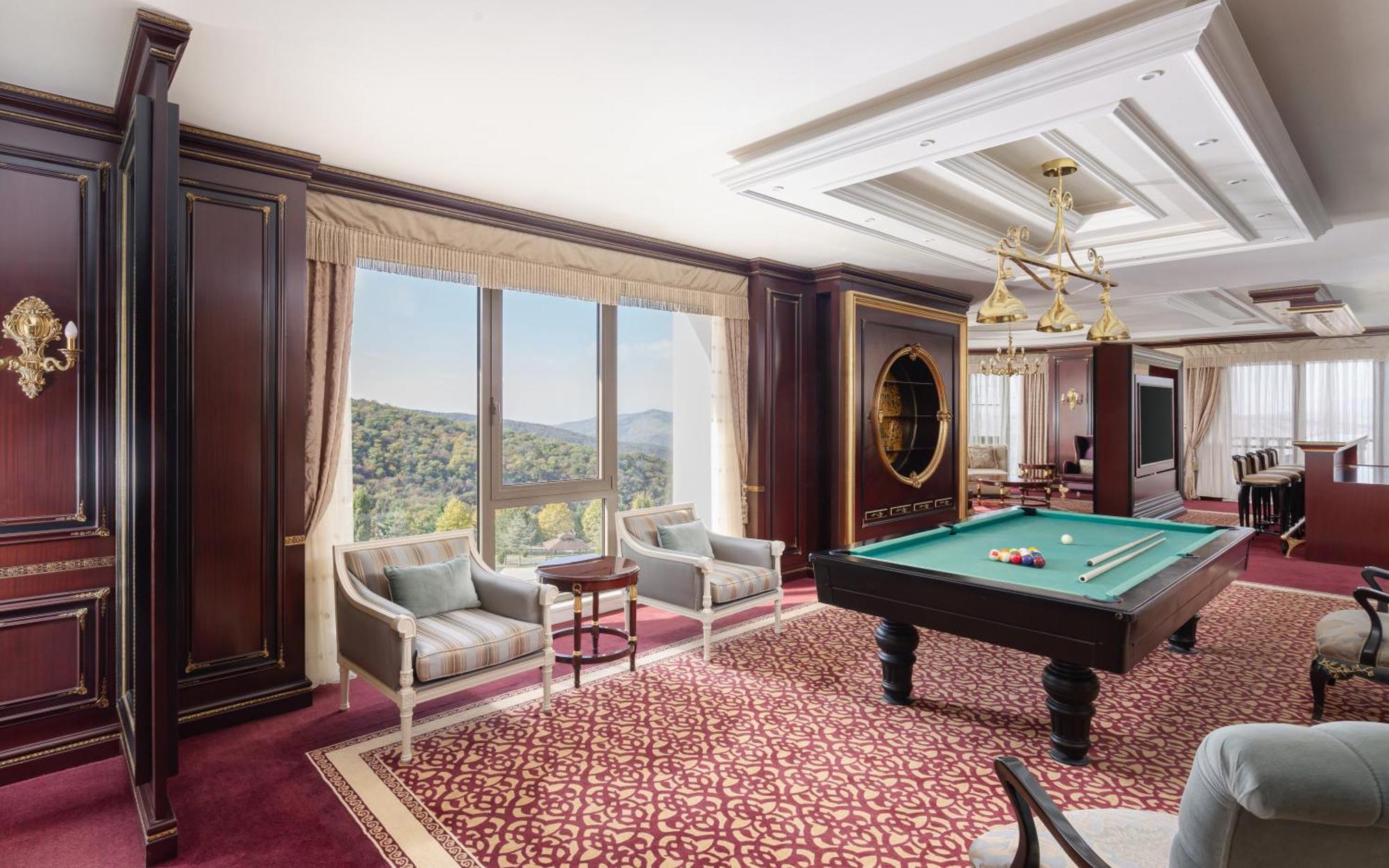 Shamakhi Palace Sharadil Seredil Buitenkant foto A pool table in a suite at the MGM Grand
